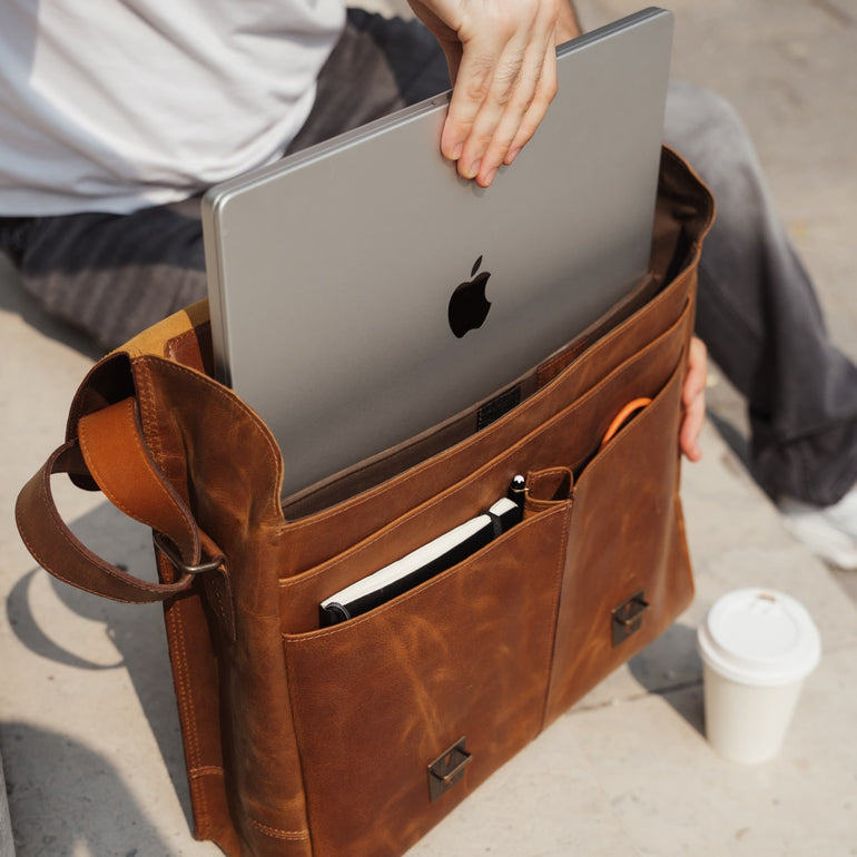 Coarse Leather Messenger - Saddle Brown